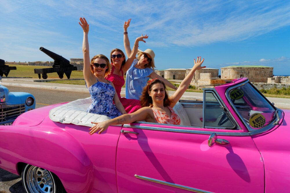 Roześmiane dziewczyny w różowym kabriolecie, Hawana, wyjazd dla kobiet na Kubę
