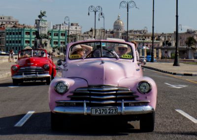 Wyprawa na Kubę: przejażdżka kolorowymi kabrioletami po Maleconie w Hawanie