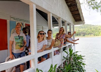 Zadowoleni turyści przed domem na Kubie