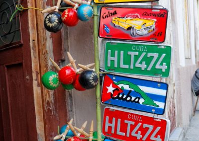 Kolorowe, pamiątkowe tablice rejestracyjne w sklepiku na Kubie