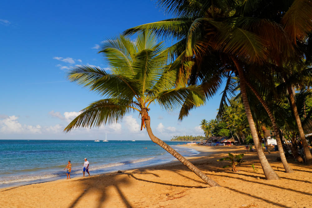 Spacer plażą o zachodzie słońca Dominikanie po zajęciach tanecznych