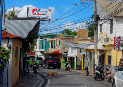 Ruch uliczny na obrzeżach miasta, Dominikana